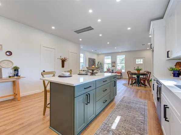 11 E Obryant St, Bellville, TX 77418