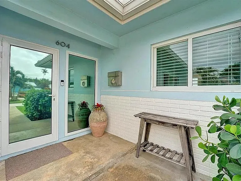604 NE 25th Ave — Photo 3