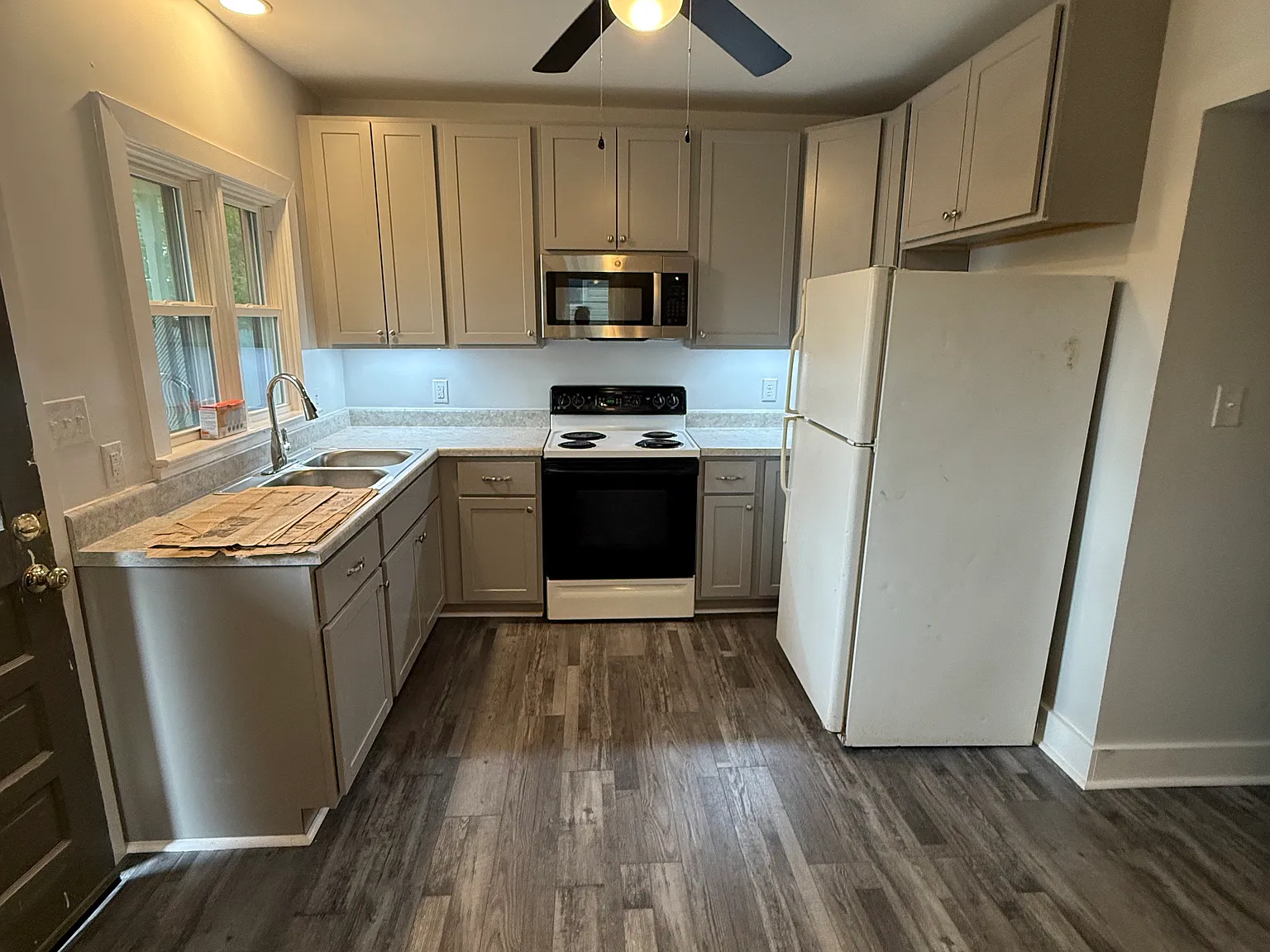 3 bed, 1000 sqft, $1,400 — Photo 2
