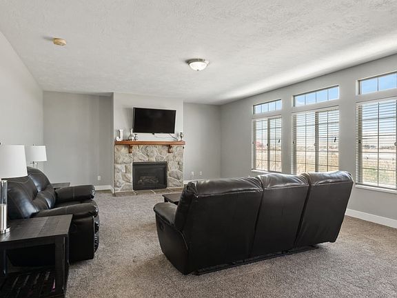3rd image of 1327 N Sir Philip Dr