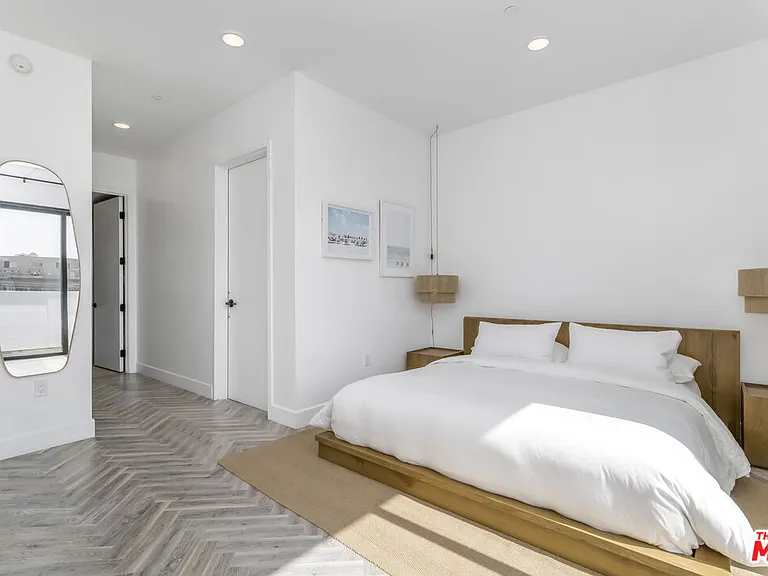 137 N Doheny Dr #4 — Photo 31