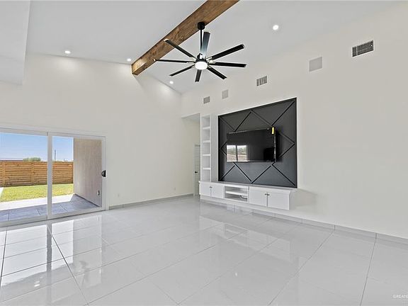 4th image of 2608 E Conroe Rd