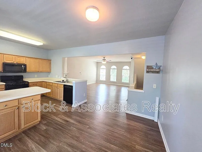 3 bed, 4.0 bath, $1,950 — Photo 3