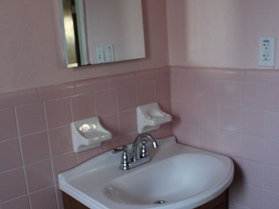 5th image of 170 Laurie Dr