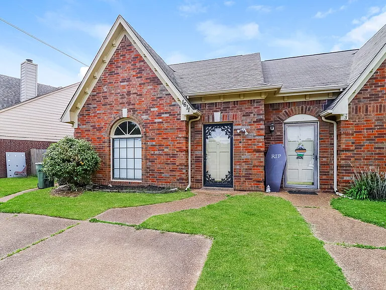 1611 Oaken Bucket Dr — Photo 2