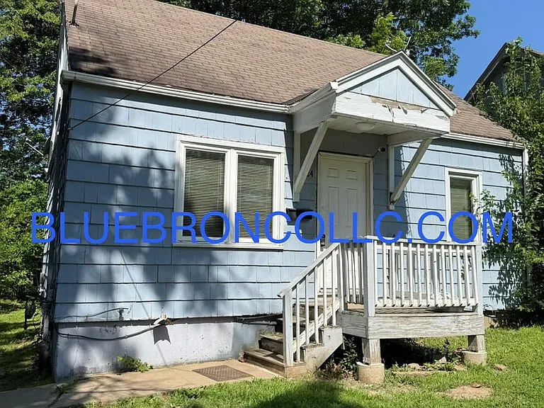 124 S Forest Ave — Photo 1