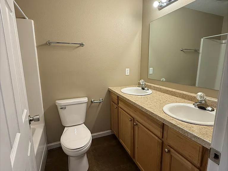 Bathroom w/2 vanities