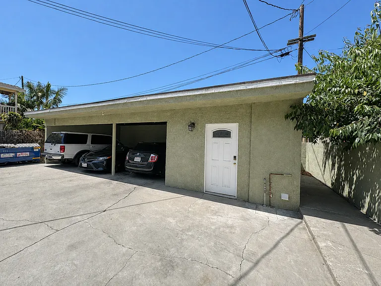211 E Santa Paula St #B — Photo 3
