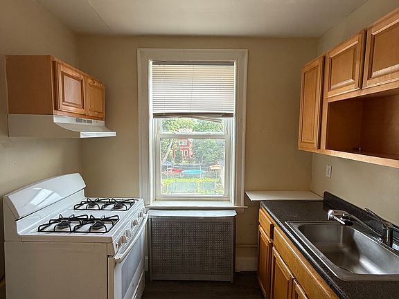 3rd image of 34 Hotchkiss St Floor 3