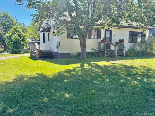 1942 Neidhart Ave, Marquette, MI 49855