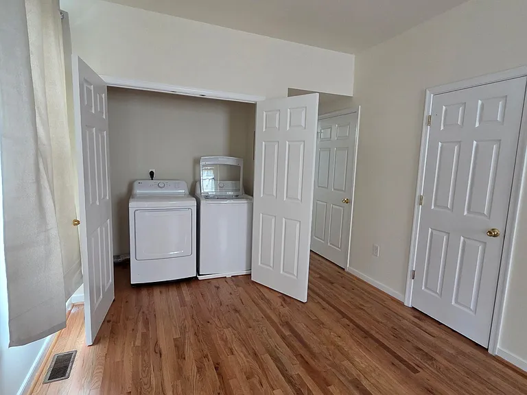 731 Catherine St — Photo 6