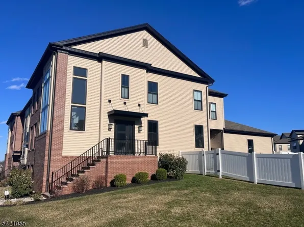 61 Village Dr, Montgomery Twp., NJ 08558