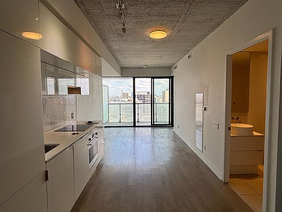 3rd image of 185 Roehampton Ave #1209