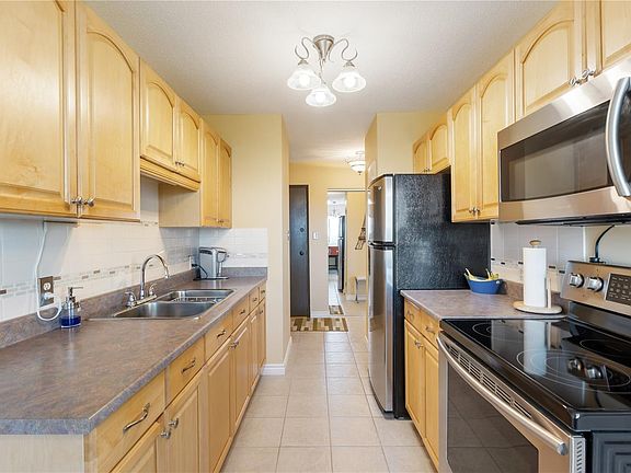 5th image of 929 Esquimalt Rd #202