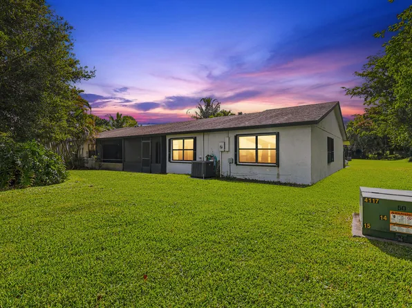 10 Seneca Court, Royal Palm Beach, FL 33411