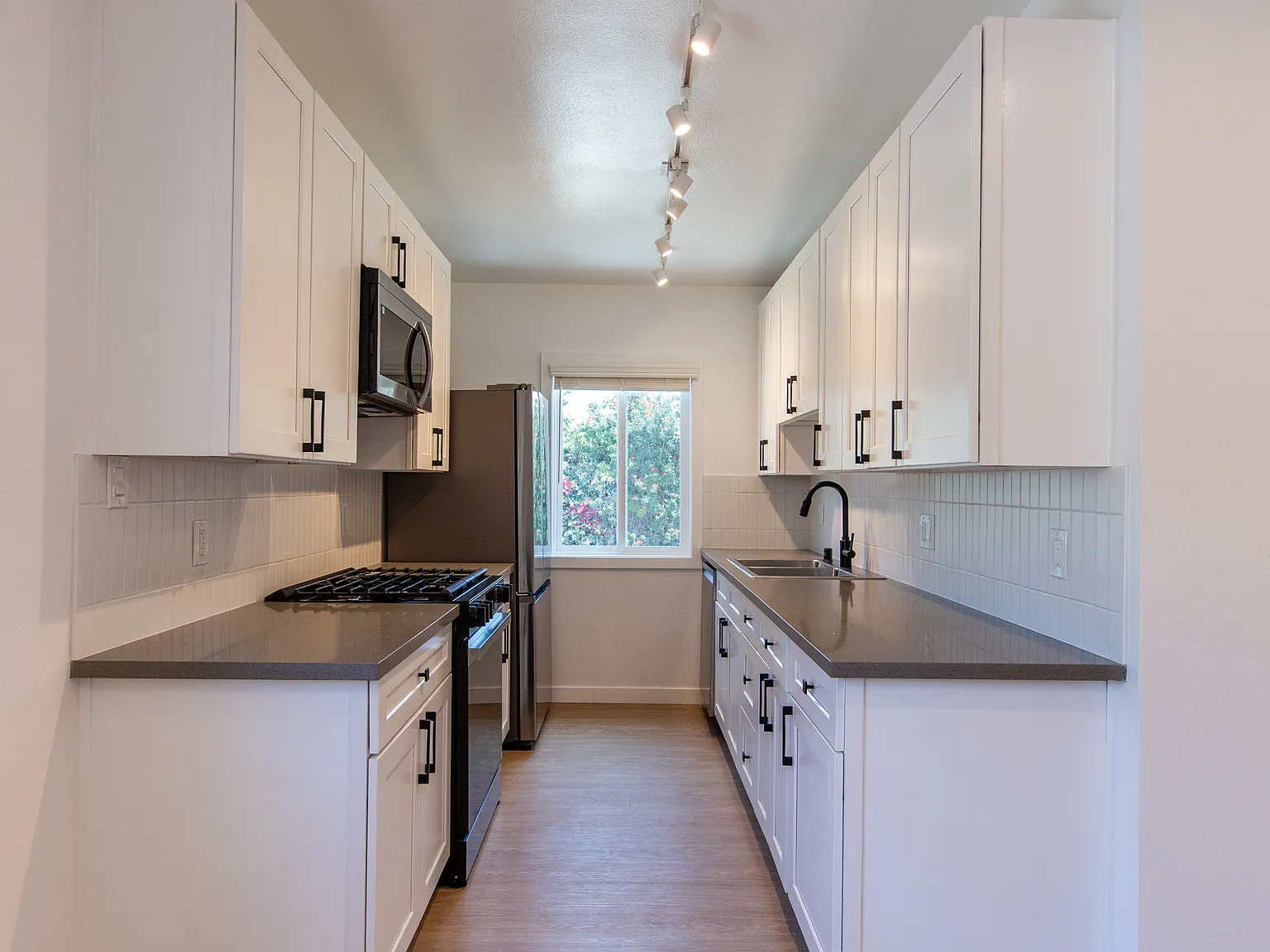 3 bed, 825 sqft, $3,945 — Photo 3
