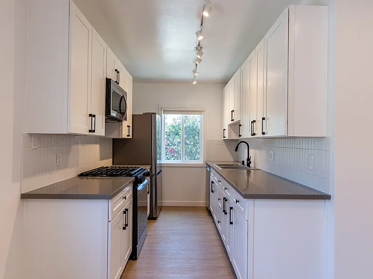 4084 Redwood Ave #9 — Photo 3