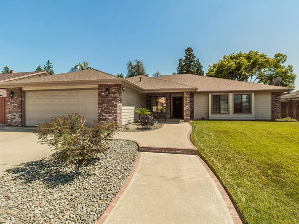 1025 E Cambridge Avenue, Visalia, CA 93292