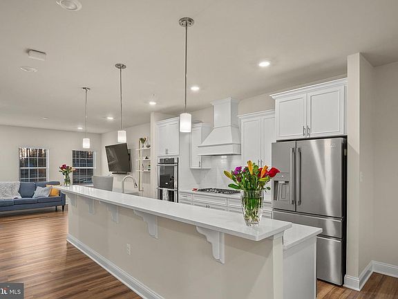 4th image of 1021 Bluebells Rd