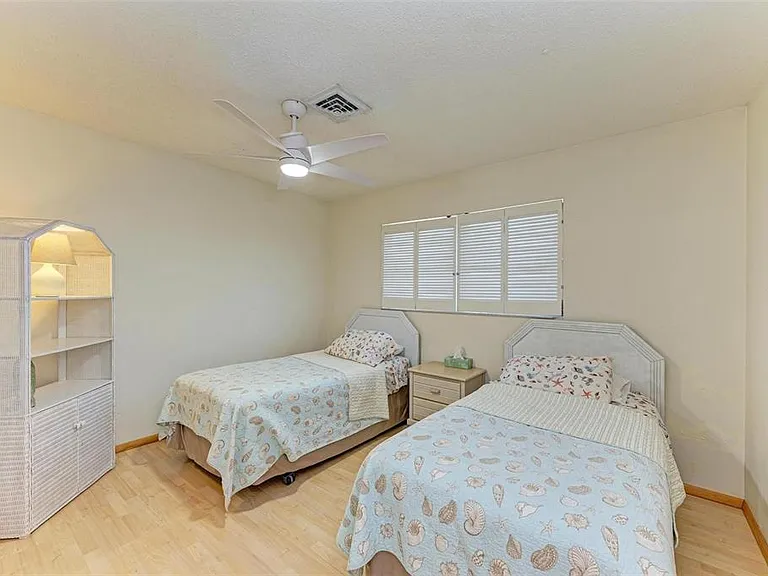 401 Shore Rd — Photo 10