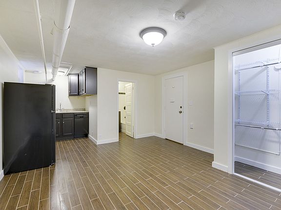 3rd image of 108 Pierce St N #9
