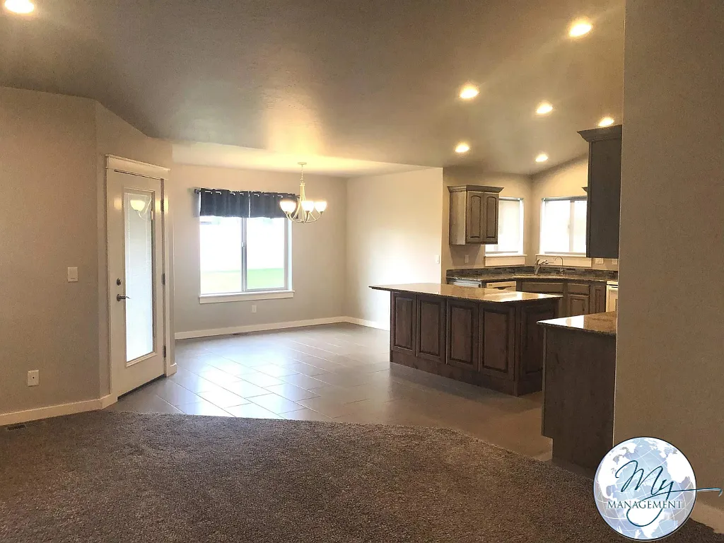 $2100 | 3 bedroom 2 bathroom House w/ Garage | Twin Falls, ID 83301 — Photo 4