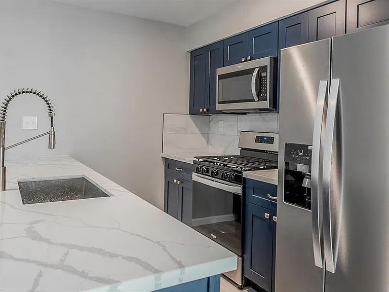 915 Sirocco Dr #B — Photo 16