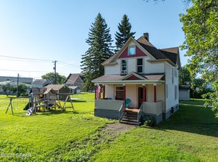 322 W 3rd St, Larimore, ND 58251
