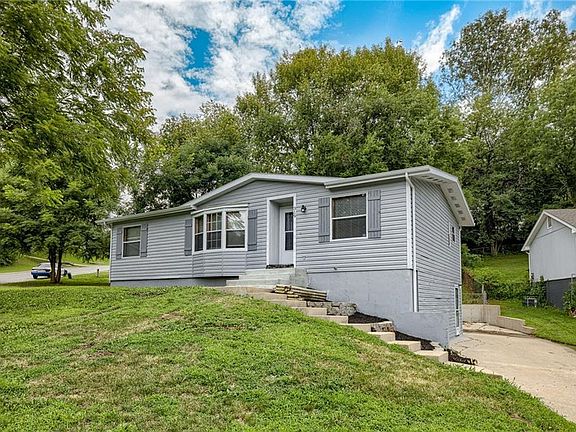 3rd image of 319 NW Leanne Ln