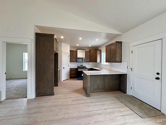 4th image of 209 E Elm