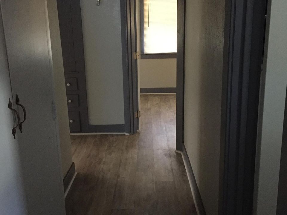 Hall to bathroom and bedrooms