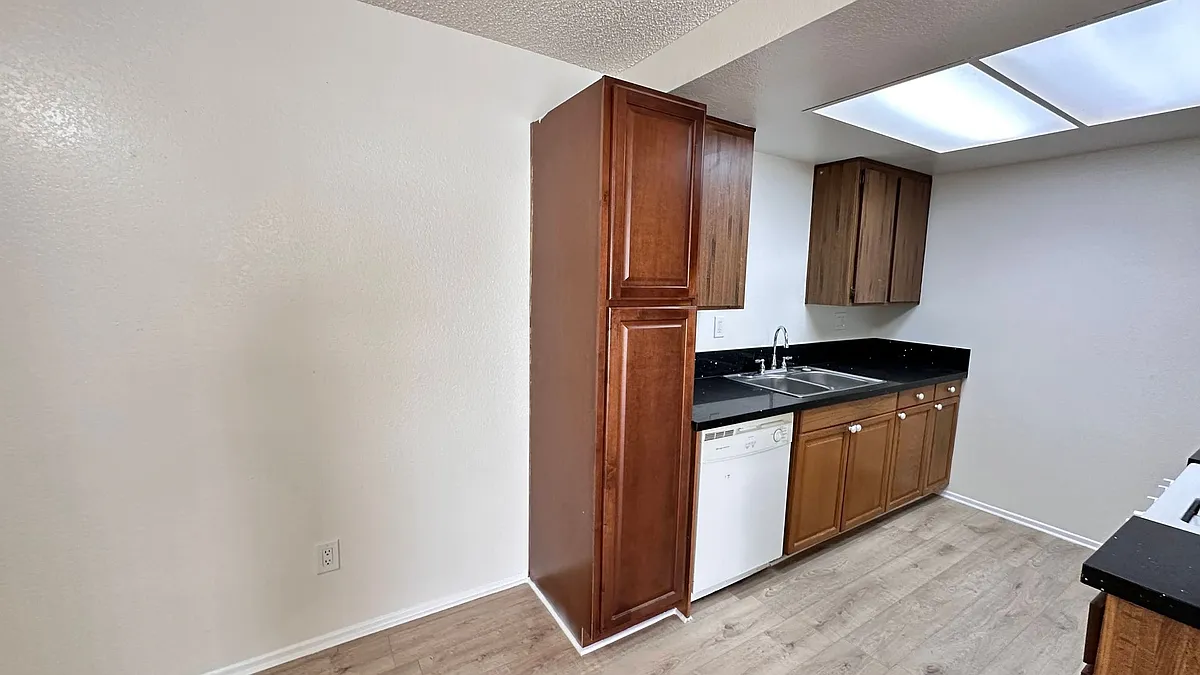 Building Photo - 6540A