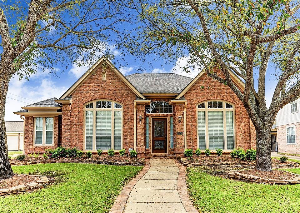 1st image of 915 Emerald Glen Ct