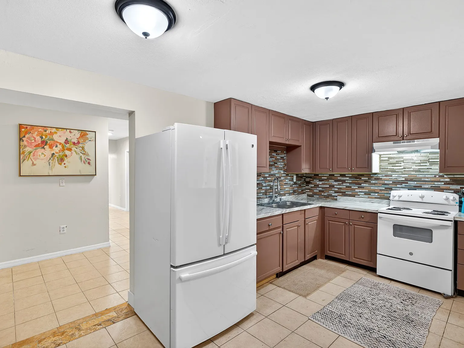 7 bed, 2600 sqft, $764 — Photo 2