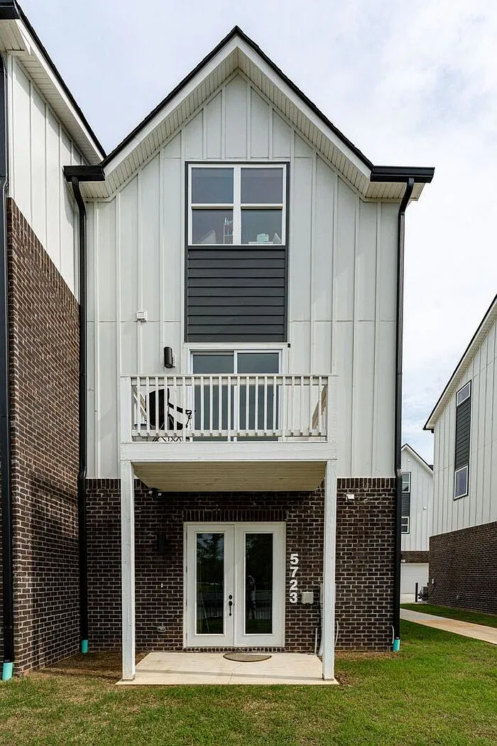 2 bed, 2.5 bath, 1660 sqft, $1,595 — Photo 1