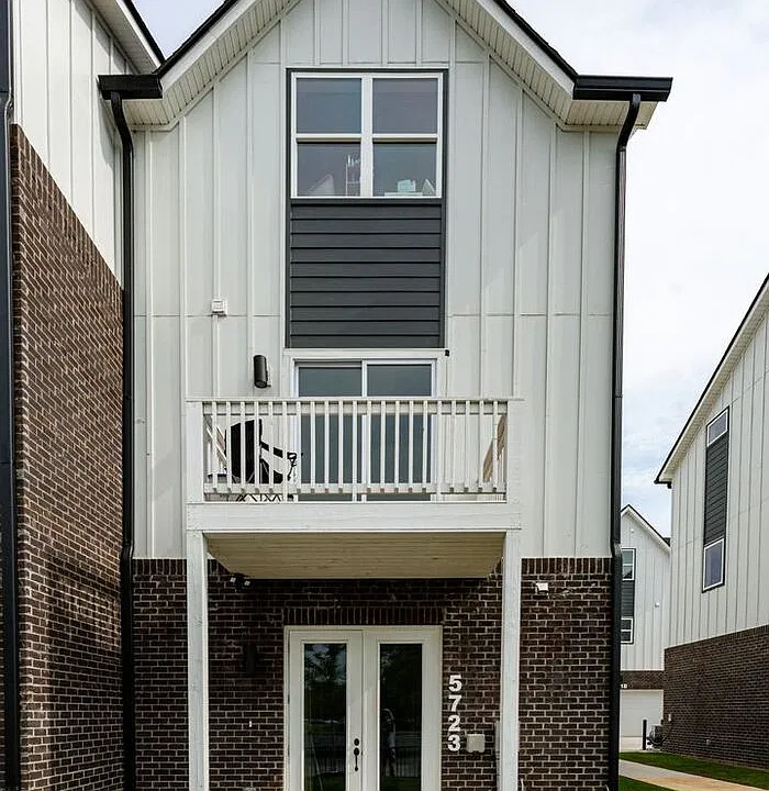 5723 Sofias Cir
