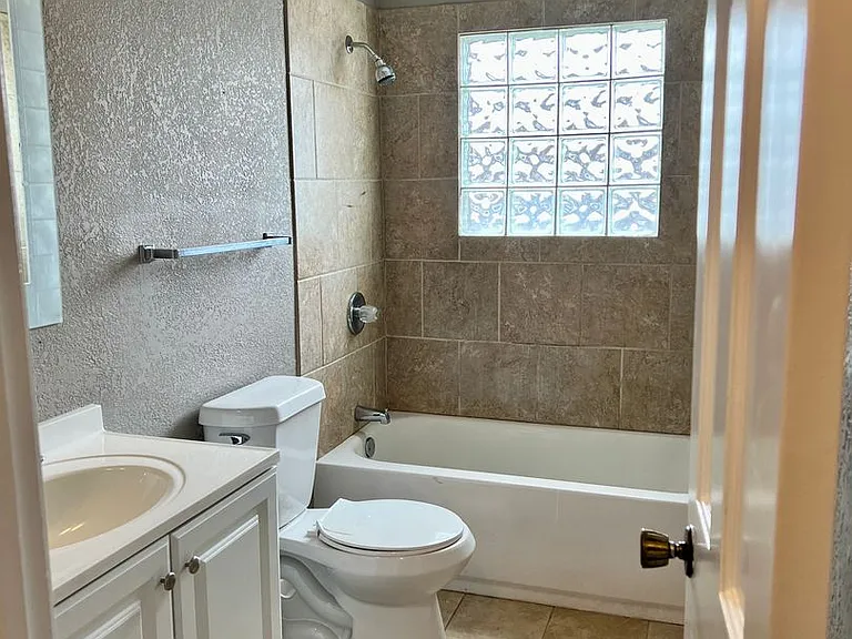 2342 S Crysler Ave — Photo 8