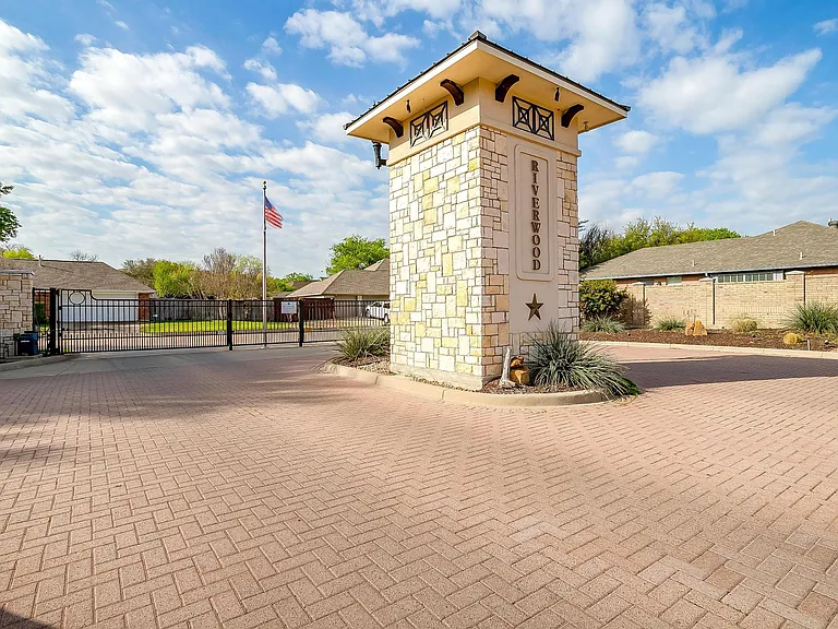 3212 Riverwood Dr — Photo 3