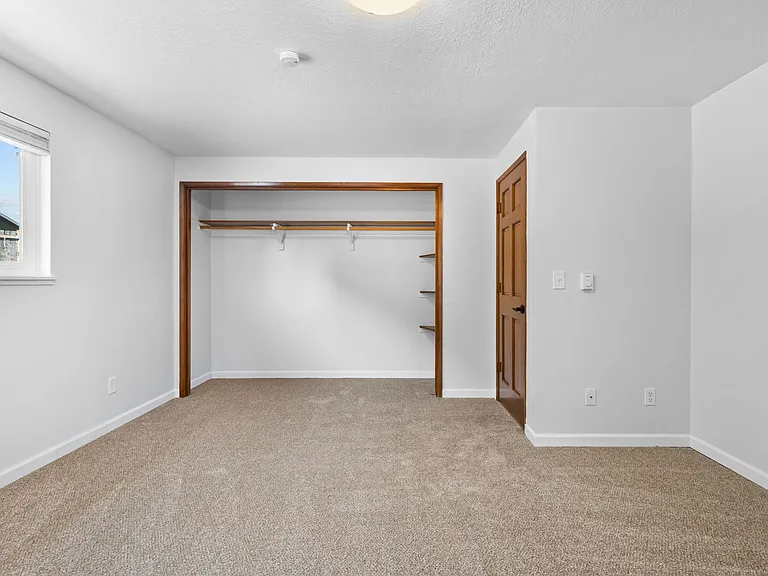 518 NE Dallas Dr — Photo 12