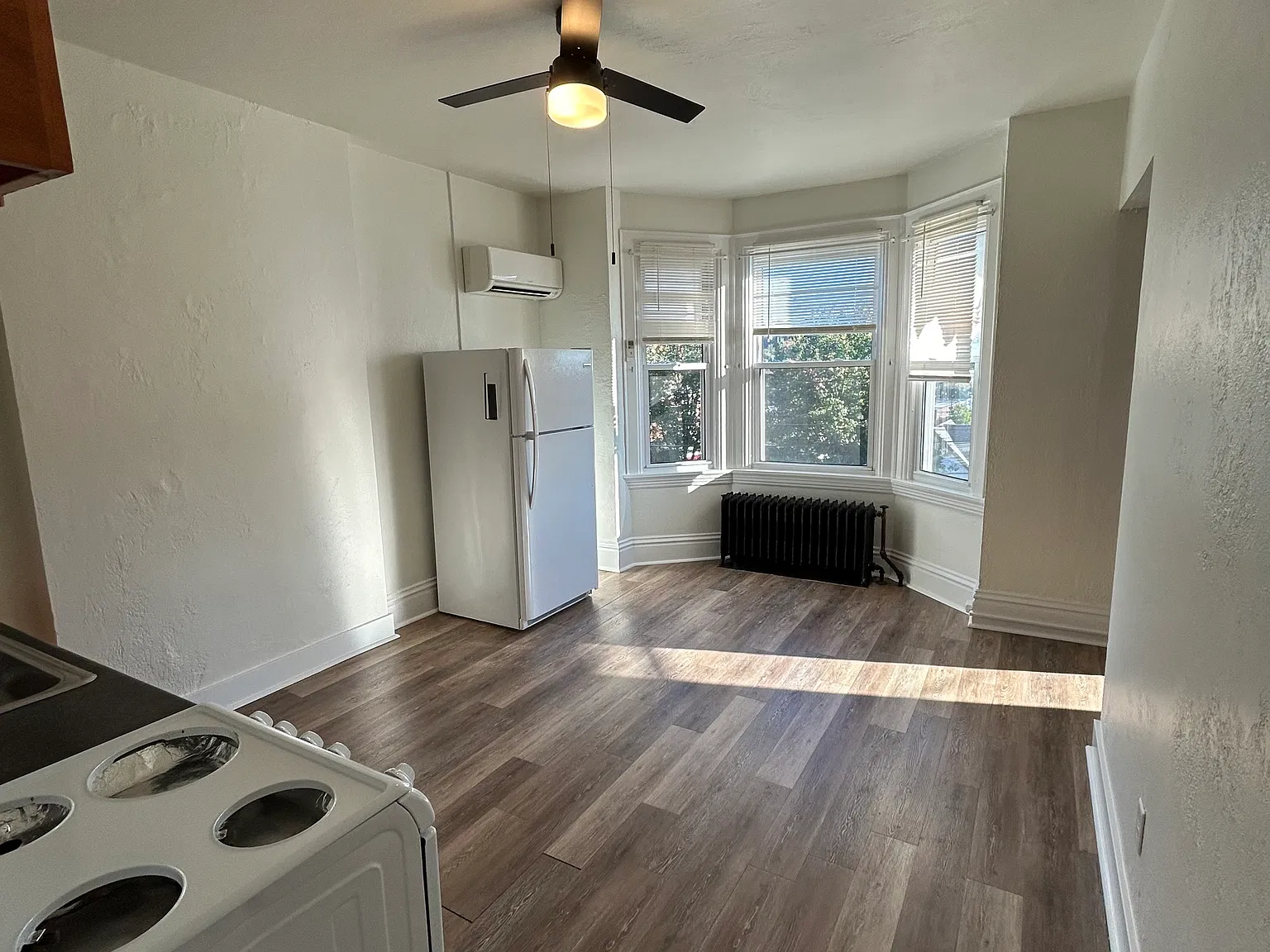 1 bed, 1.5 bath, $885 — Photo 4