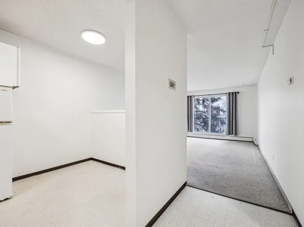 510 58th Ave SW #302, Calgary, AB T2V 0H6