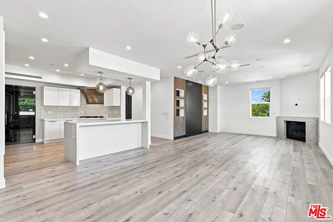 2 bed, 2.5 bath, 1520 sqft, $8,800 — Photo 2