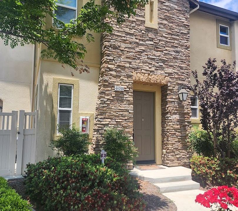 1st image of 44099 Calle Luz