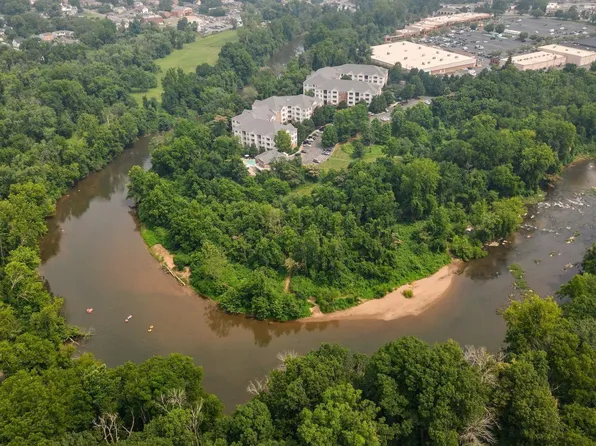 300 Riverbend Dr APT 1F, Charlottesville, VA 22911