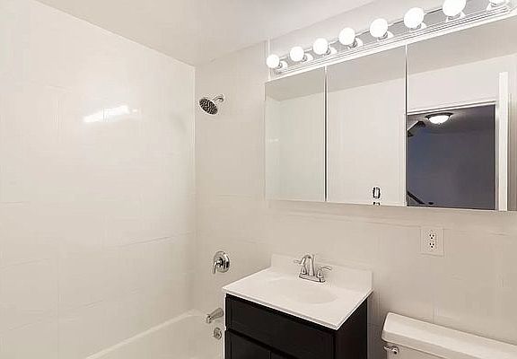 5th image of 328 W 49th St APT 3RE