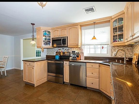 5th image of 165 W Shore Dr #1