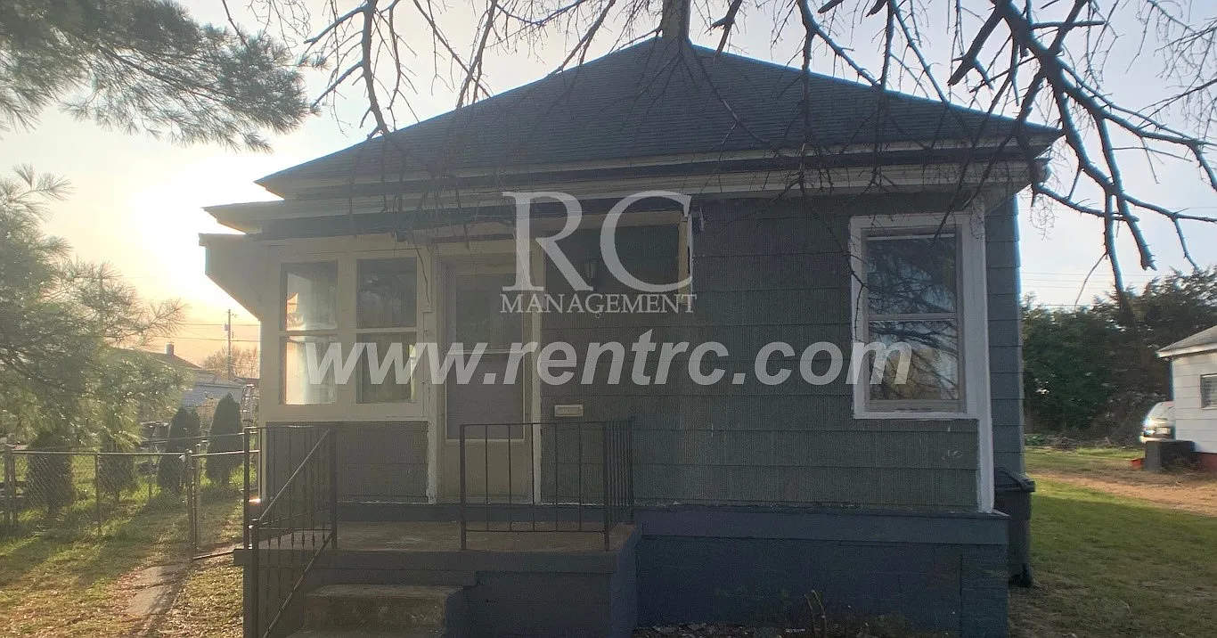 3 bed, 1100 sqft, $895 — Photo 1