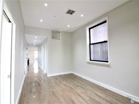 4th image of 9 W 70th St #2FR