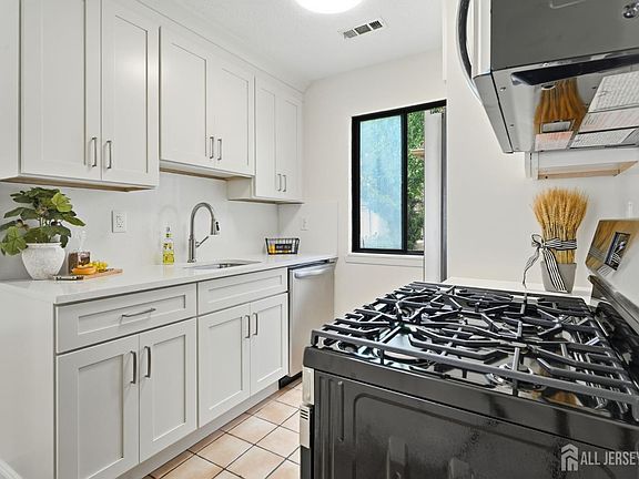 4th image of 93 Gate House Ln