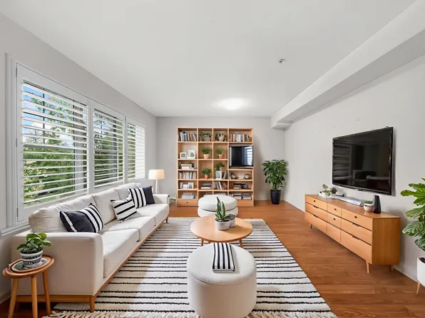 1969 Westminster Ave #307, Pt Coquitlam, BC V3B 1E7